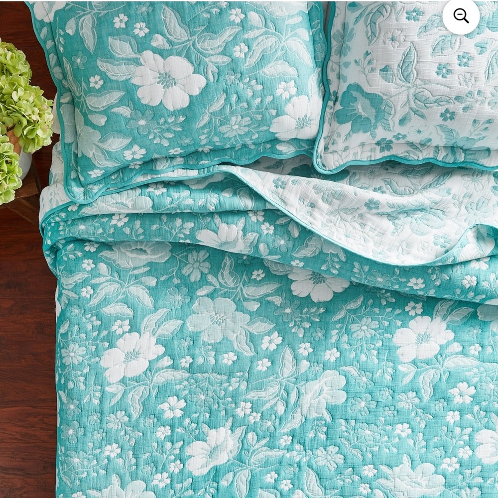 The Pioneer Woman Evie Matelassé Reversible Quilt Set - King Size